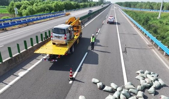 高速清障救援新突破 4分钟完成侧翻车辆处置-效擎动力机械有限公司(图1)