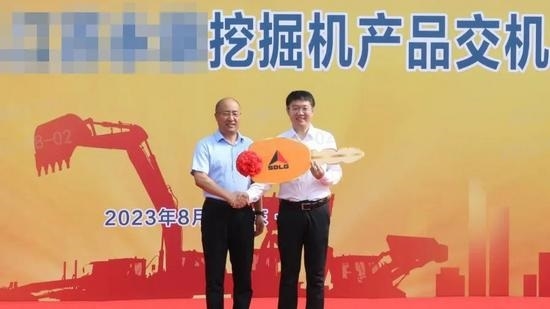 山东临工与江苏集团举行挖掘机交机仪式 深化战略合作关系-效擎动力机械有限公司(图3)