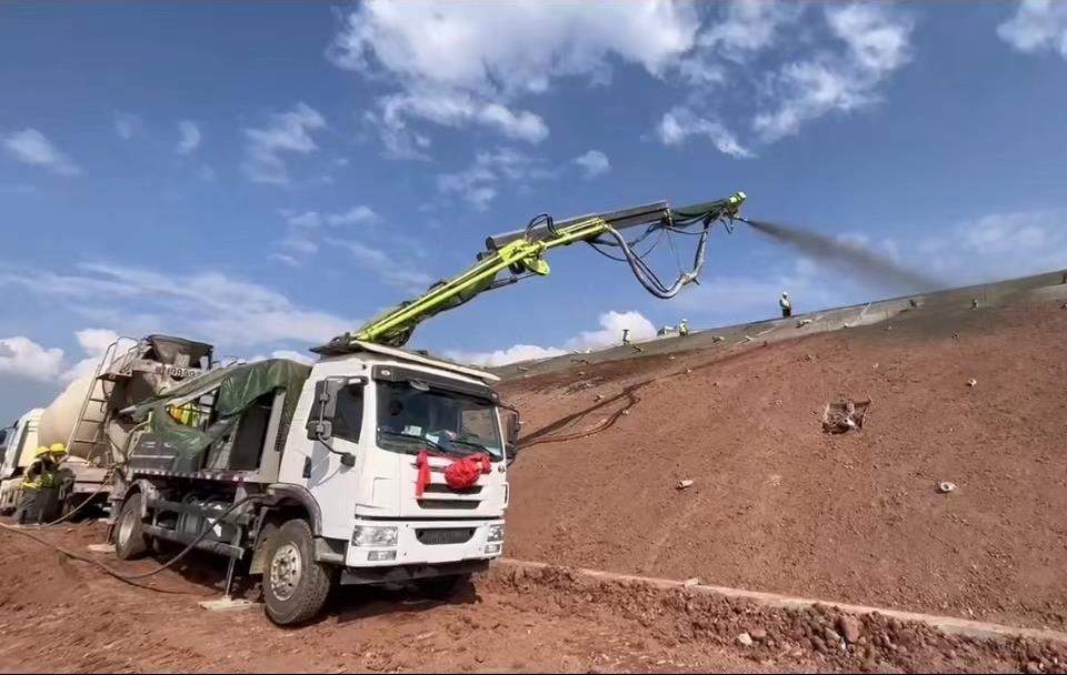 先锋湿喷机高效助力世纪工程建设-效擎动力机械有限公司(图2)