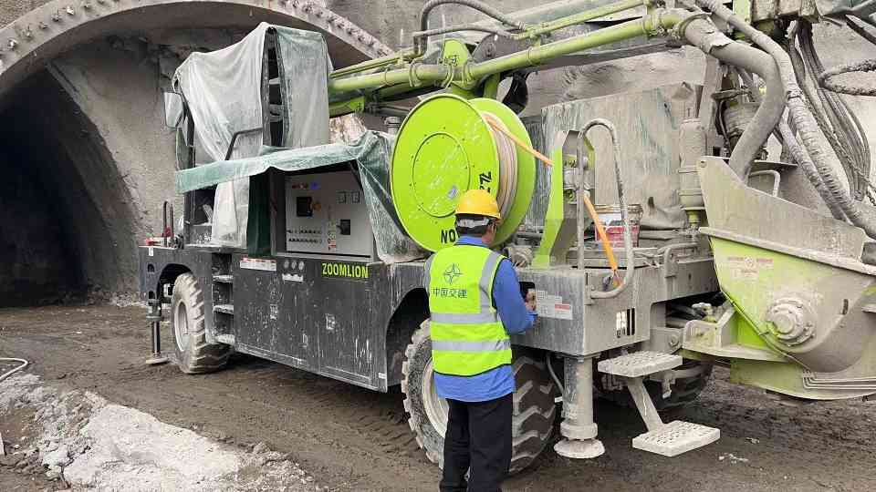 先锋湿喷机高效助力世纪工程建设-效擎动力机械有限公司(图4)